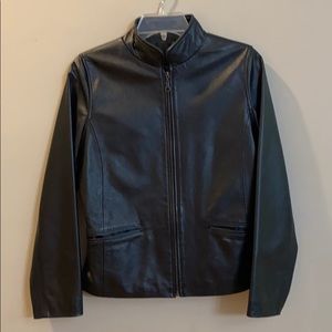 Beautiful black XS zip front leather jacket {038}